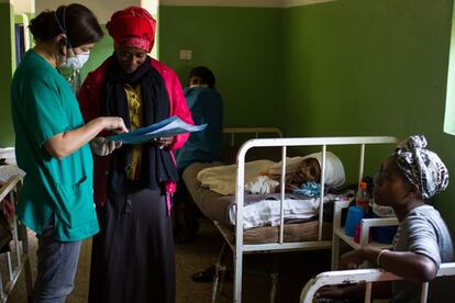 La doctora Olga Atejero, hematóloga del hospital de Lugo y coordinadora del pabellón de tuberculosis de Gambo, explica a Makia, la hermana de Sarah, que por fin va a dar el alta a la joven. Sarah llegó al hospital dos meses atrás, inconsciente y en brazos de su padre y su hermano. “No la llevamos antes al hospital porque no sabíamos que estaba tan enferma”, justifica su hermana.