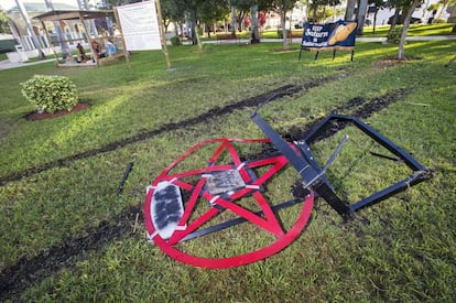 El pentagrama satánico de Boca Ratón, en el suelo.