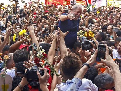 Lula é carregado por apoiadores após discursar, horas antes de se entregar à polícia.
