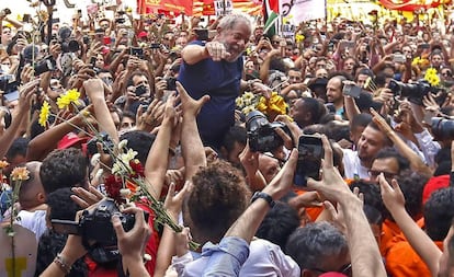 Lula é carregado por apoiadores após discursar, horas antes de se entregar à polícia.