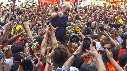 Lula é carregado por apoiadores após discursar, horas antes de se entregar à polícia.