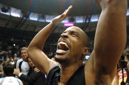 Louis Bullock celebra el título de la ACB conseguido con el Real Madrid en 2005