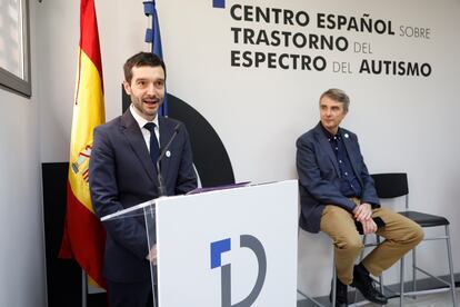 El ministro de Derechos Sociales, Consumo y Agenda 2030, Pablo Bustinduy, acompañado por el presidente de Autismo España, Miguel Ángel de Casas, en su visita este martes al Centro Español de Autismo.