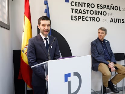 El ministro de Derechos Sociales, Consumo y Agenda 2030, Pablo Bustinduy, acompañado por el presidente de Autismo España, Miguel Ángel de Casas, en su visita este martes al Centro Español de Autismo.