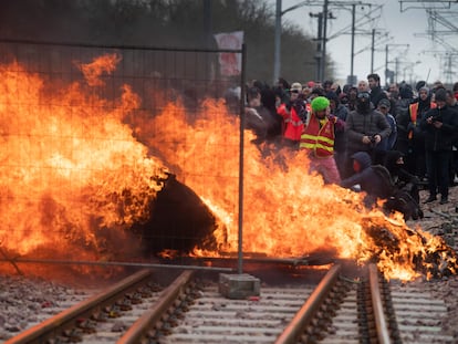 Protesta por la reforma de las pensiones en Lorient, en el oeste de Francia, este martes.