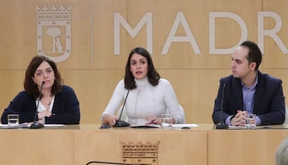 De izquierda a derecha, los concejales Celia Mayer, Rita Maestre y José Manuel Calvo, este jueves en la rueda de prensa tras la Junta de Gobierno.