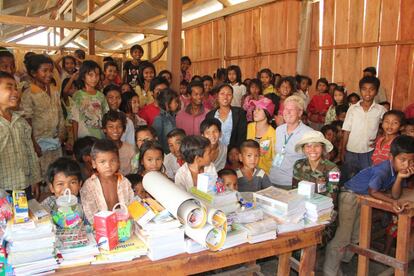 Gill Morse, profesora estadounidense de educación especial, posa junto a algunos alumnos que forman parte del Programa de Escuelas Rurales en Pueblos (RSVP) que comenzó el propio Aki Ra tras el final de la guerra en Camboya.