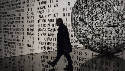 Jaume Plensa paseando entre sus obras 'Glückauf?' y 'Self-Portrait with Music' en la exposición del Macba.