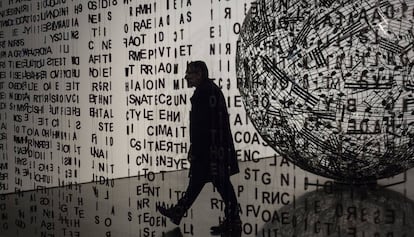 Jaume Plensa passejant entre les seves obres 'Glückauf?' i 'Self-Portrait with Music' a l'exposició del Macba.