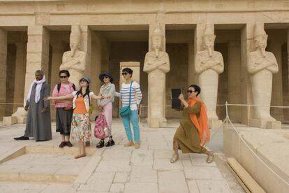 Un grupo de turistas en el templo de Luxor atacado en 1997.