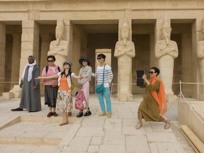 Un grupo de turistas en el templo de Luxor atacado en 1997.