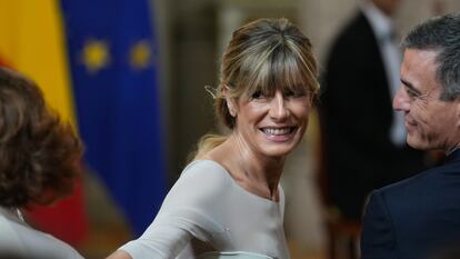 Begoña Gómez, junto a su marido Pedro Sánchez, durante la ceremonia de entrega de las condecoraciones al mérito civil en el Palacio Real en Madrid este miércoles.