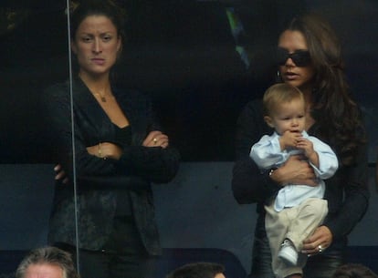 Rebecca Loos junto a Victoria Beckham, que sostiene a su hijo Romeo, en un partido del Real Madrid contra el Valladolid en el Santiago Bernabéu, el 13 de septiembre de 2003 en Madrid.