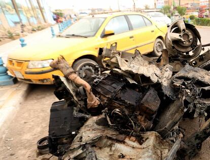 Un vehículo destrozado por el atentado suicida contra un puesto de control en la zona meridional de Abu Dashir.