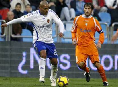 Suazo intenta llevarse el balón ante Mendoza.