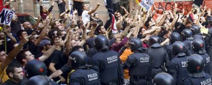 Agentes antidisturbios de los Mossos d'Esquadra impiden que independentistas catalanes se acerquen a manifestantes de Falange Española en Arenys de Munt el pasado 13 de septiembre.