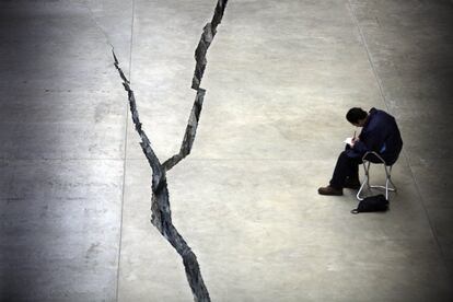 Esta impresionante propuesta de la artista colombiana para la sala de Turbinas de la Tate Modern de Londres, se relaciona con sus planteamientos que a menudo reflexionan sobre la situación política del país o la cuestión de las personas desplazadas por la guerra. También tiene algo de “crítica institucional”, ya que la obra pone en solfa el proyecto moderno de la arquitectura, masculino y occidental.