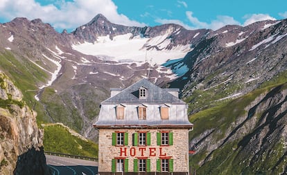 ¿Gran Hotel Budapest? El libro 'Accidentally Wes Anderson' recopila las imágenes más icónicas de la cuenta homónima en Instagram, donde paisajes y arquitecturas de todo el mundo se confunden con la ficción del cineasta. |