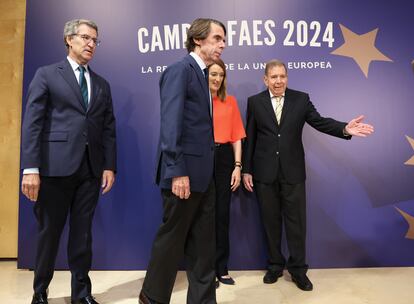 Desde la izquierda, Alberto Núñez Feijóo, José María Aznar, Roberta Metsola y Edmundo González, posan durante la clausura del campus FAES, este jueves.