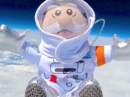 Un peluche del doctor Simi durante su viaje a la estratosfera, cerca de Monterrey, en el Estado de Nuevo León.