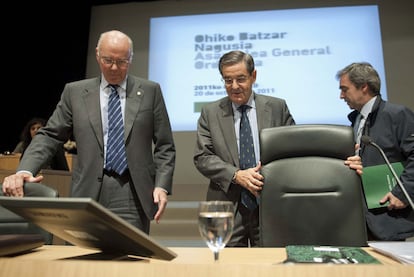 Mario Fernández ayer, en la asamblea de BBK entre el diputado vizcaíno de Hacienda, José María Iruarrizaga (a la izquierda) y el miembro de la ejecutiva del PNV, Joseba Aurrekoetxea.