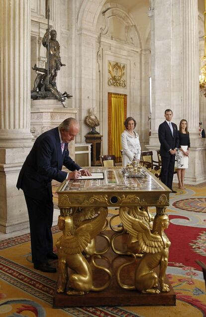 Firma de la abdicación del rey Juan Carlos, el 18 de junio de 2014. 