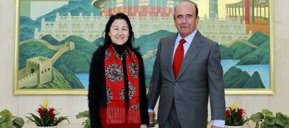 En una fotografía facilitada por el Santander en abril, el presidente del banco, Emilio Botín (derecha), con la presidenta del Bank of Beijing, Yan Xiaoyan.