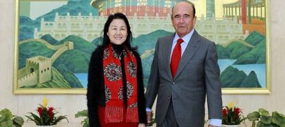 En una fotograf&iacute;a facilitada por el Santander en abril, el presidente del banco, Emilio Bot&iacute;n (derecha), con la presidenta del Bank of Beijing, Yan Xiaoyan.