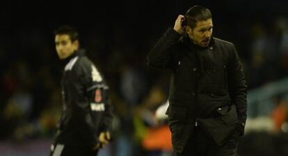 Simeone, en actitud pensativa, durante el Celta-Alético.