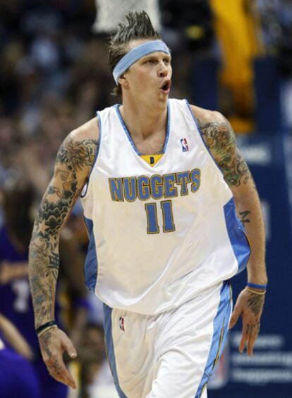 Chris <i>Birdman</i> Andersen celebra un mate en el cuarto partido de la final de la Conferencia Oeste ante los Lakers.