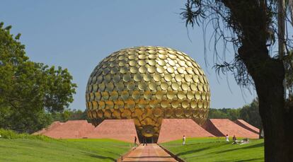 Camino de acceso a la cúpula de meditación de Matrimandir en Auroville, India.