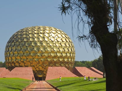 Camino de acceso a la cúpula de meditación de Matrimandir en Auroville, India.