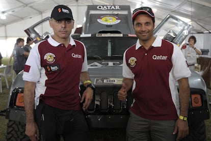 Lucas Cruz y Al-Attiyah, junto a su coche.