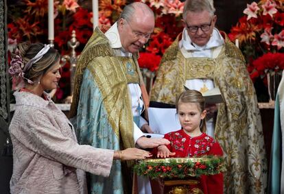 La princesa Magdalena de Suecia, el obispo Johan Dalman, la princesa Estela y el arzobispo Anders Wejryd durante el bautizo del príncipe Gabriel de Suecia.