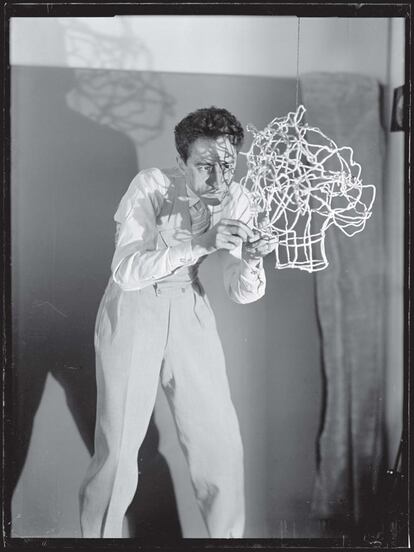 El artista francés Jean Cocteau fue clave para introducir a Man Ray en el círculo de la Vanguardia de los años 20 (© 2011 Man Ray, VG Bild-Kunst, Bonn / cortesía de Schirmer/Mosel).