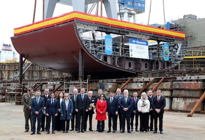 La ministra de Defensa, Margarita Robles, durante su visita a la sede de Navantia, este viernes en Ferrol (A Coruña).