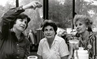Mary-Claire King (izq.) junto a líderes de Abuelas de Plaza de Mayo.