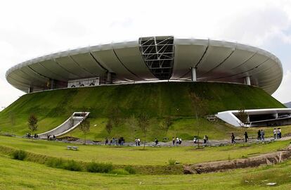 Al Chivas-Omnilife, estadio del Club Deportivo Guadalajara, el Chivas, todo mundo lo conoce como 'El Volcán', por su increíble diseño. En total armonía con el ondulante paisaje circundante, este campo culminado en 2010 y con capacidad para 45.000 personas se alza desde un cono cubierto de hierba y luce un techo blanco que flota como un anillo de humo. Se encuentra en Zapopan, en el área metropolitana de Guadalajara, la segunda ciudad más grande de México.