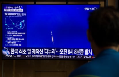 A Korean man watches the 'Danuri' probe’s launch on television.