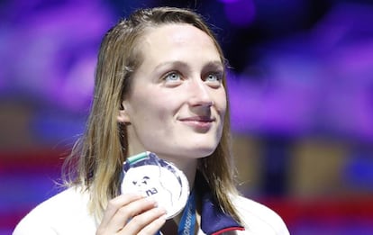 Mireia Belmonte, con la medalla plata lograda en 1.500m libre.