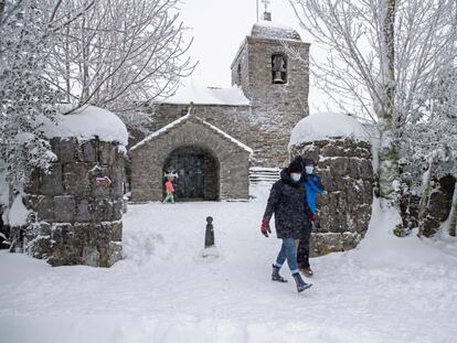 Varias personas caminan por la localidad lucense de O Cebreiro, cubierta por la nieve, el pasado 1 de enero.