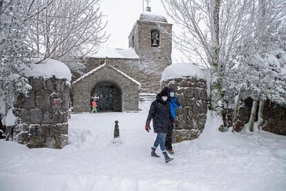 Varias personas caminan por la localidad lucense de O Cebreiro, cubierta por la nieve, el pasado 1 de enero.