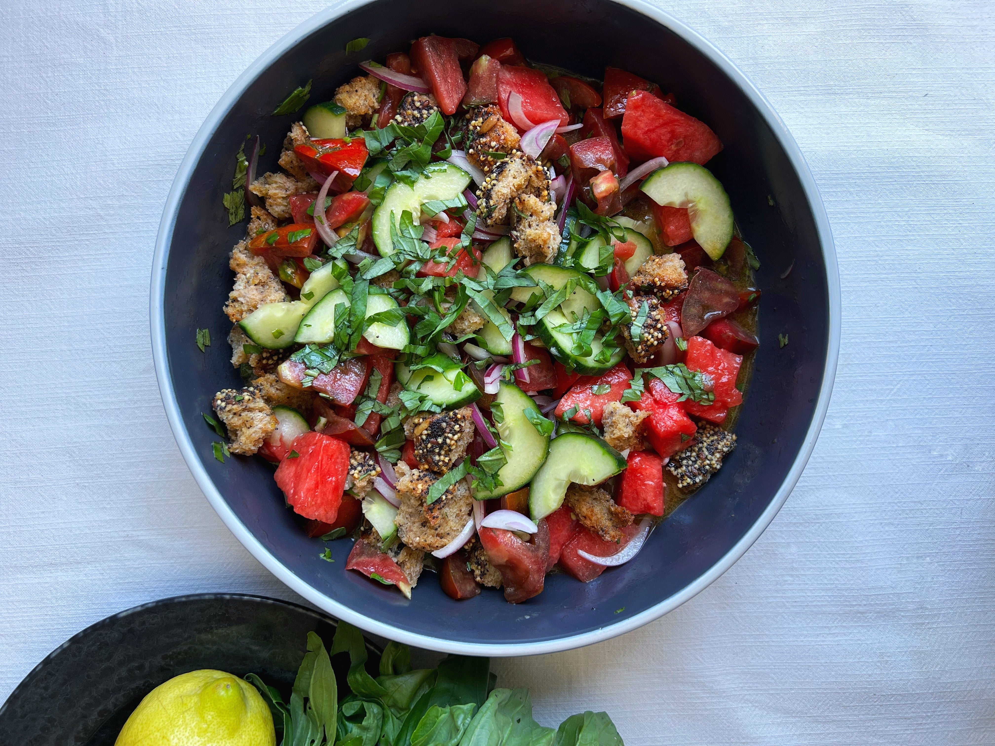 ‘Panzanella’ de sandía, una ensalada fresca y jugosa de origen florentino