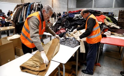 Voluntarios por Madrid trabajan en marzo ordenando el material donado para los refugiados.