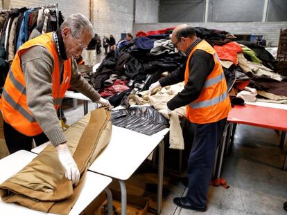 Voluntarios por Madrid trabajan en marzo ordenando el material donado para los refugiados.
