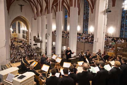 John Eliot Gardiner y The Constellation Choir & Orchestra en la galería del órgano de la Thomaskirche de Leipzig el pasado sábado por la tarde.