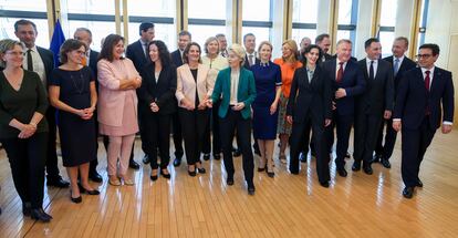 Von der Leyen posa este martes en Bruselas con su nuevo equipo de la Comisión Europea. Tras ella, a la izquierda de la imagen con chaqueta clara, Teresa Ribera.