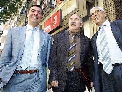 Los dirigentes de ERC Carles Bonet (izquierda), Josep Lluís Carod (centro) y Manel Balcells, ante la sede del PSOE.