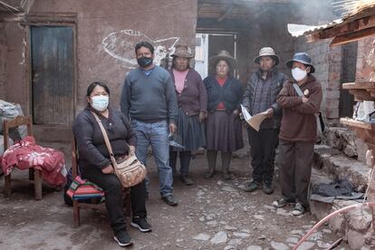 La familia de Joys Estefani Qqueccaño Huamani (24) reunida para buscarla. De derecha a izquierda: Leonardo Qqueccaño, René Qqueccaño, Rudisenda Qqueccaño, Christina Mamani, Nilo Qqueccaño y Nalda Qqueccaño. El padre de la desaparecida, René Qqueccaño, sostiene los documentos de la denuncia de desaparición que se emitió el pasado 12 de octubre. Pincha en la imagen para ver la fotogalería completa.