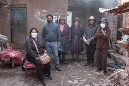 La familia de Joys Estefani Qqueccaño Huamani (24) reunida para buscarla. De derecha a izquierda: Leonardo Qqueccaño, René Qqueccaño, Rudisenda Qqueccaño, Christina Mamani, Nilo Qqueccaño y Nalda Qqueccaño. El padre de la desaparecida, René Qqueccaño, sostiene los documentos de la denuncia de desaparición que se emitió el pasado 12 de octubre. Pincha en la imagen para ver la fotogalería completa. 